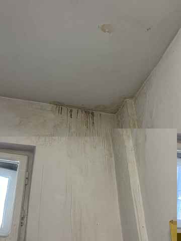 Șiroaie de apă lângă fereastră