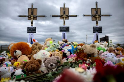 Memorial pentru copiii ucraineni: trei cruci cu jucării